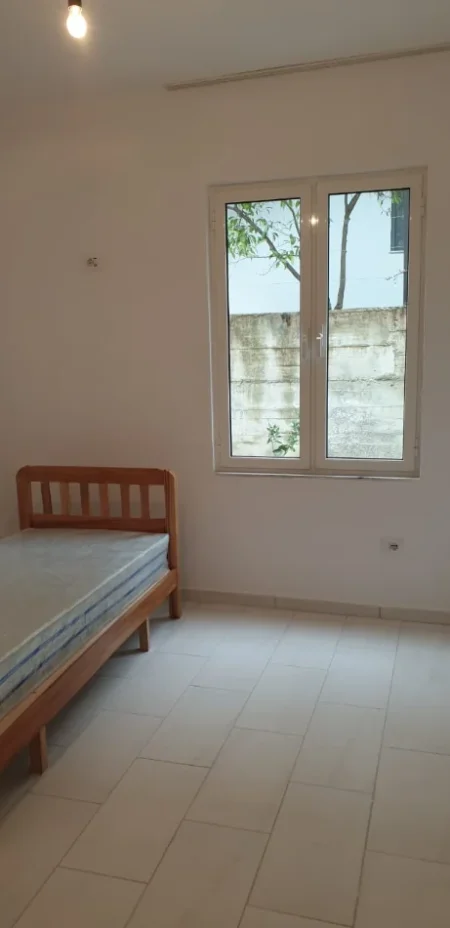 Tirane, shitet apartament 2+1+Ballkon Kati 1, 78 m² (Rruga Tre Vellezerit Kondi)