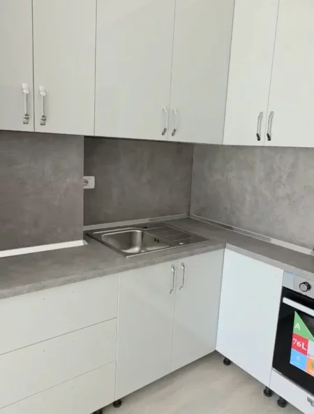 Tirane, jepet me qera apartament 1+1+Ballkon Kati 7, 50 m² 400 € (5 Maj)