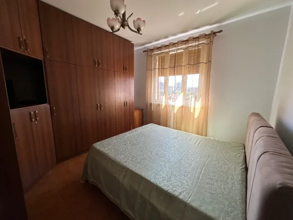 Tirane, jepet me qera apartament 2+1 Kati 3, 78 m² 600 € (Xhamllik, prane Shkolla e Kuqe)