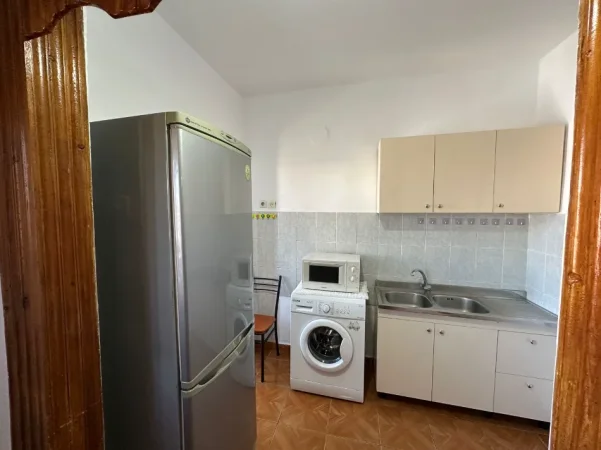 Tirane, jepet me qera apartament 2+1 Kati 3, 78 m² 600 € (Xhamllik, prane Shkolla e Kuqe)