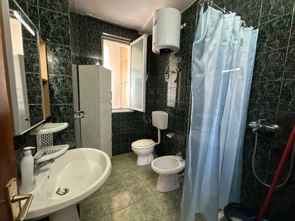 Tirane, jepet me qera apartament 2+1 Kati 3, 78 m² 600 € (Xhamllik, prane Shkolla e Kuqe)