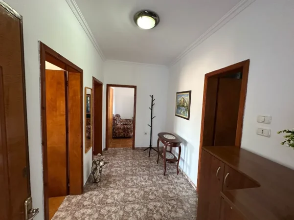 Tirane, jepet me qera apartament 2+1 Kati 3, 78 m² 600 € (Xhamllik, prane Shkolla e Kuqe)