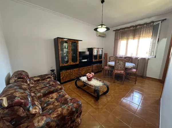 Tirane, jepet me qera apartament 2+1 Kati 3, 78 m² 600 € (Xhamllik, prane Shkolla e Kuqe)