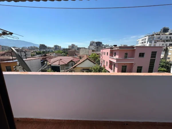 Tirane, jepet me qera apartament 2+1 Kati 3, 78 m² 600 € (Xhamllik, prane Shkolla e Kuqe)