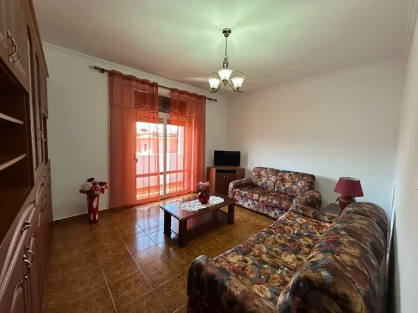 Tirane, jepet me qera apartament 2+1 Kati 3, 78 m² 600 € (Xhamllik, prane Shkolla e Kuqe)