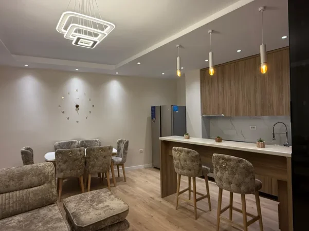 Tirane, jepet me qera apartament 2+1 Kati 4, 100 m² 800 € (Rruga L:ulishtes, Liqeni i Thate)
