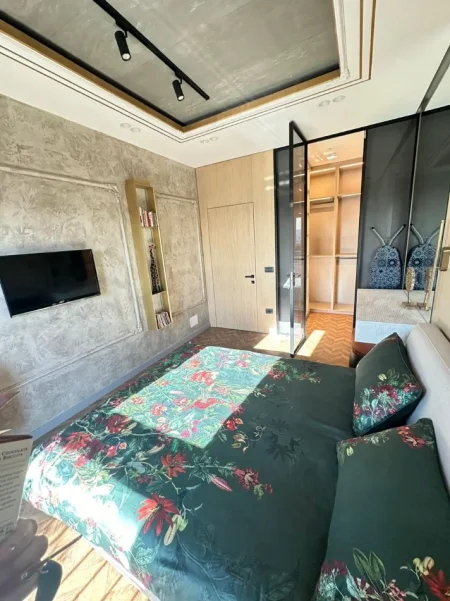Tirane, jepet me qera apartament 1+1 , 1.100 € (Rruga e Kavajes)