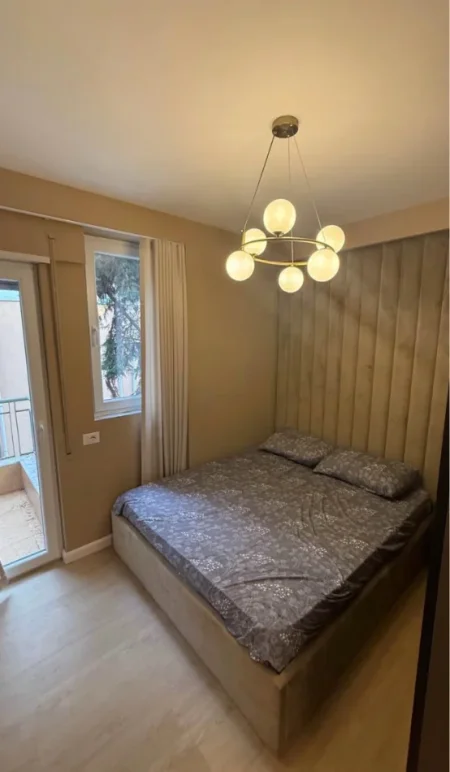 Tirane, jepet me qera apartament 1+1 Kati 3, 50 m² 600 € (brryl)