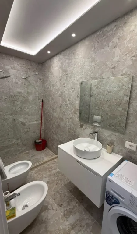 Tirane, jepet me qera apartament 1+1 Kati 3, 50 m² 600 € (brryl)