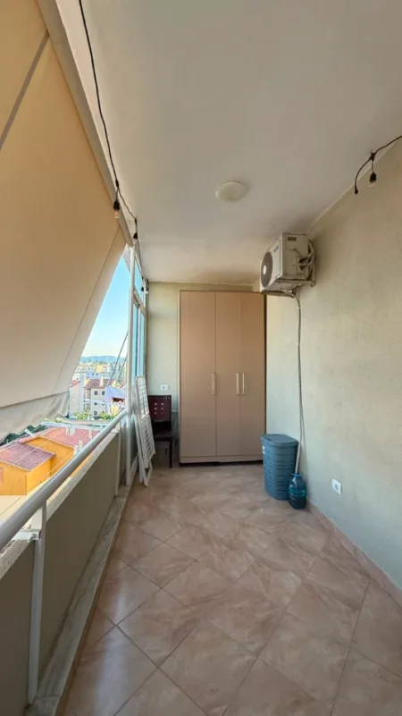 Tirane, jepet me qera apartament 1+1 Kati 5, 500 € (Ali Demi)