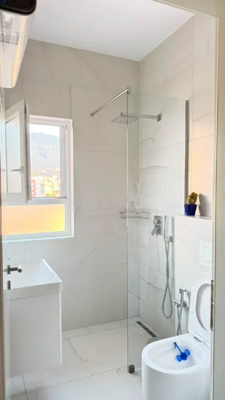 Tirane, jepet me qera apartament 1+1 Kati 5, 500 € (Ali Demi)