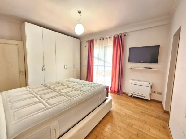 Shitet, Apartament 3+1+post parkimi, Myslym shyri, Tirane 0696069906