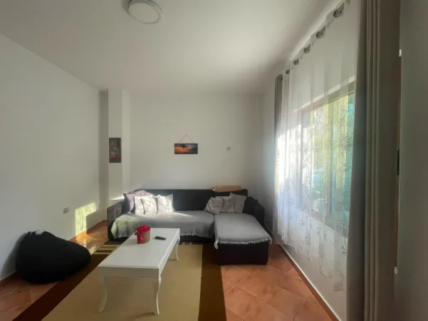 Tirane, jepet me qera apartament 1+1 Kati 1, 100 m² 350 € (Rruga Gjon Mili)