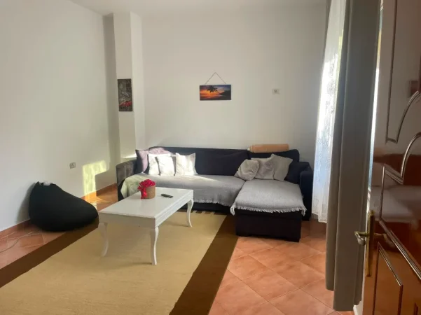 Tirane, jepet me qera apartament 1+1 Kati 1, 100 m² 350 € (Rruga Gjon Mili)