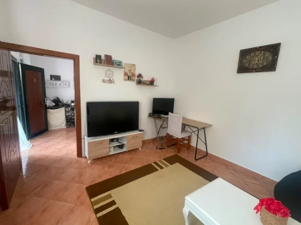Tirane, jepet me qera apartament 1+1 Kati 1, 100 m² 350 € (Rruga Gjon Mili)