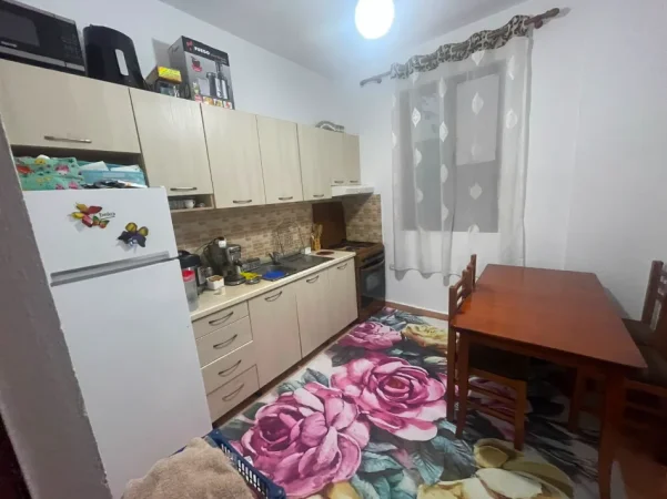 Tirane, jepet me qera apartament 1+1 Kati 1, 100 m² 350 € (Rruga Gjon Mili)