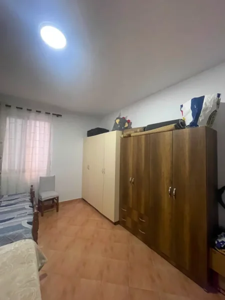 Tirane, jepet me qera apartament 1+1 Kati 1, 100 m² 350 € (Rruga Gjon Mili)