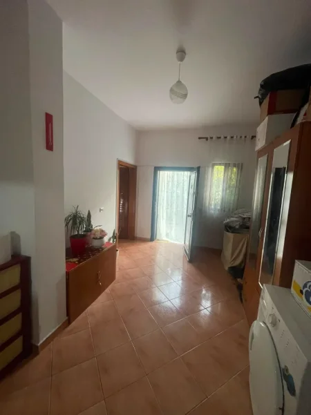 Tirane, jepet me qera apartament 1+1 Kati 1, 100 m² 350 € (Rruga Gjon Mili)
