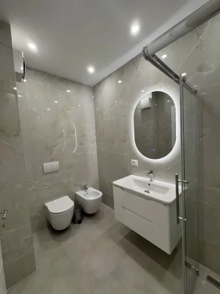 Tirane, jepet me qera apartament 1+1 , 630 € (Bulevardi i Ri)