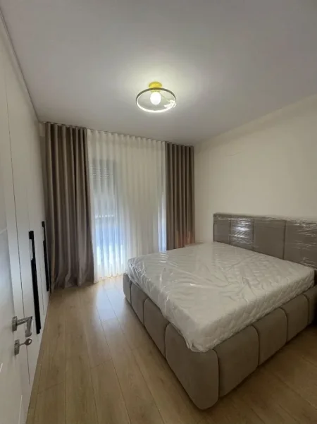 Tirane, jepet me qera apartament 1+1 , 630 € (Bulevardi i Ri)