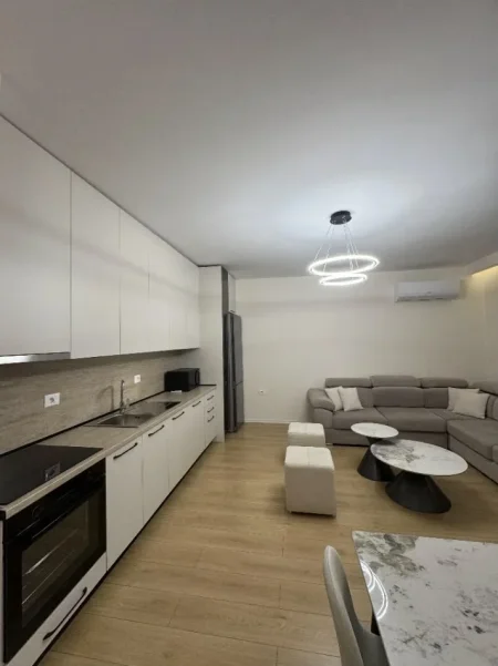 Tirane, jepet me qera apartament 1+1 , 630 € (Bulevardi i Ri)