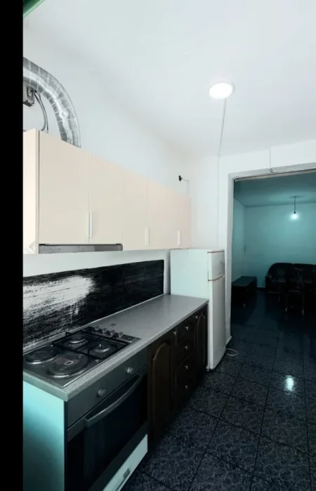 Tirane, jepet me qera apartament 1+1 Kati 1, 65 m² 380 € (Zogu I Zi)
