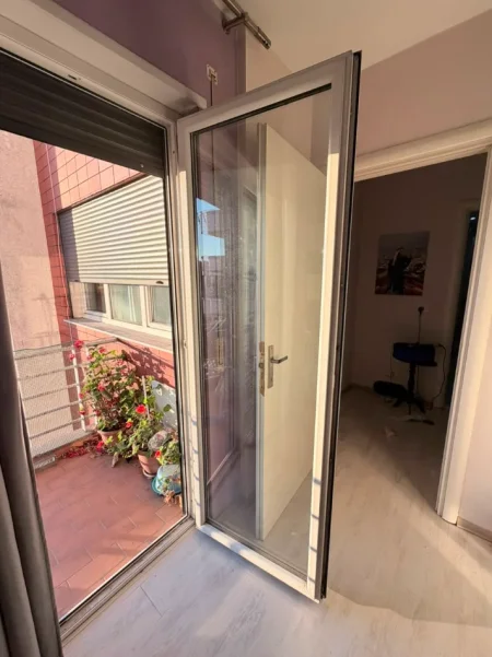 Tirane, jepet me qera apartament 1+1 Kati 8, 630 € (Materniteti i Ri)