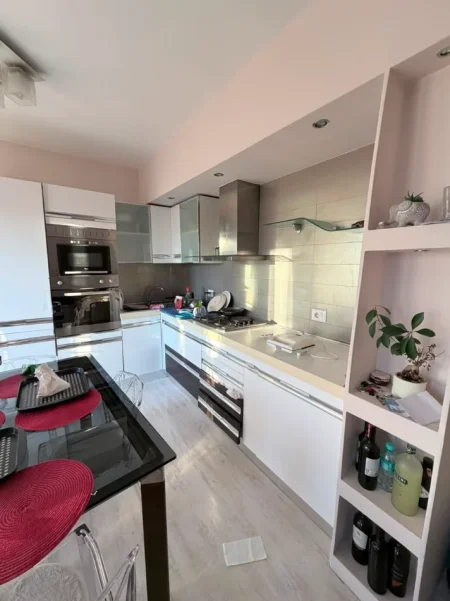 Tirane, jepet me qera apartament 1+1 Kati 8, 630 € (Materniteti i Ri)