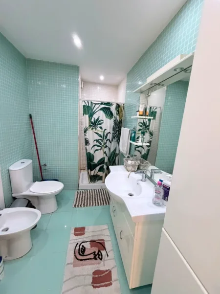 Tirane, jepet me qera apartament 1+1 Kati 8, 630 € (Materniteti i Ri)