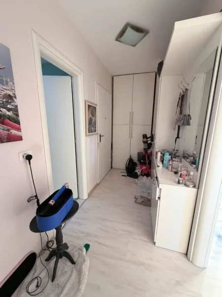 Tirane, jepet me qera apartament 1+1 Kati 8, 630 € (Materniteti i Ri)