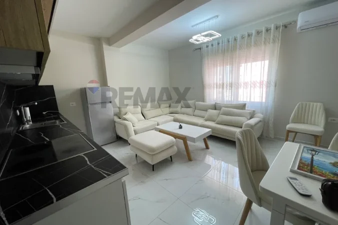 Apartament per qira, 1+1+ post parkimi, totalisht i mobiluar tek Prokuroria e Tiranes! (65,000 leke/muaj)