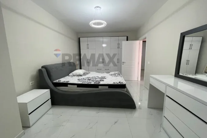 Apartament per qira, 1+1+ post parkimi, totalisht i mobiluar tek Prokuroria e Tiranes! (65,000 leke/muaj)
