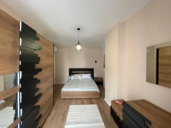 Tirane, jepet me qera apartament 2+1 Kati 3, 100 m² 1.000 € (Rruga e Barrikadave)