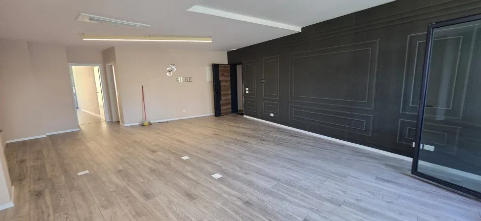 Tirane, jepet me qera apartament 1+1 Kati 1, 115 m² 1.500 € (Lake View Residence)