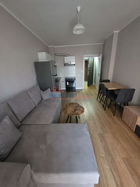Tirane, jepet me qera apartament 2+1+Ballkon Kati 3, 75 m² 600 € (5 Maji)