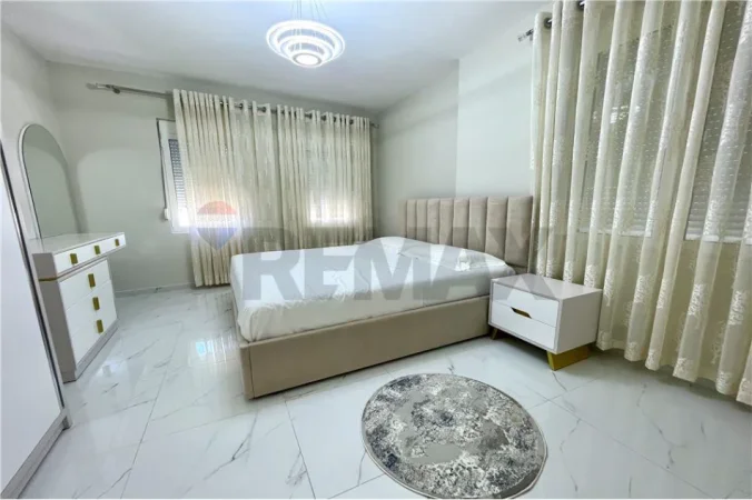 Apartament per qira, 2+1+ post parkimi, totalisht i mobiluar tek Prokuroria e Tiranes! (75'000 leke/muaj)