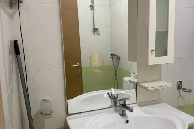 Tirane, jepet me qera apartament 1+1+Ballkon Kati 3, 65 m² 550 € (Ali Demi)