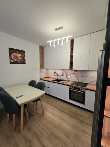 Tirane, jepet me qera apartament 1+1 Kati 3, 74 m² 450 € (FRESKU)