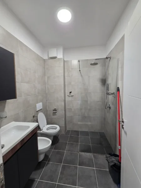 Tirane, jepet me qera apartament 1+1 Kati 3, 74 m² 450 € (FRESKU)