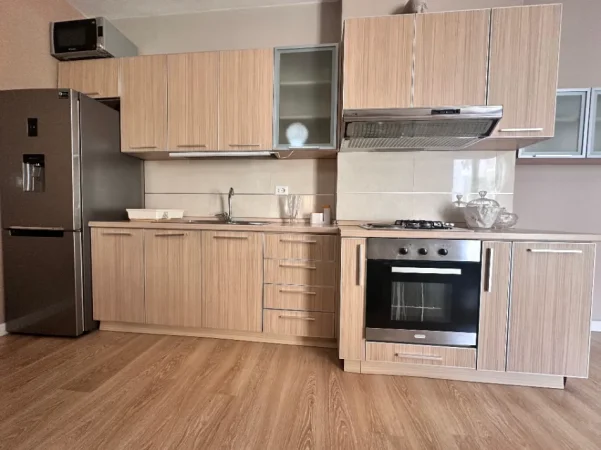 Tirane, jepet me qera apartament 1+1 Kati 1, 600 € (Liqeni i Thatë)
