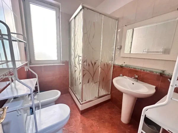 Tirane, jepet me qera apartament 1+1 Kati 1, 600 € (Liqeni i Thatë)
