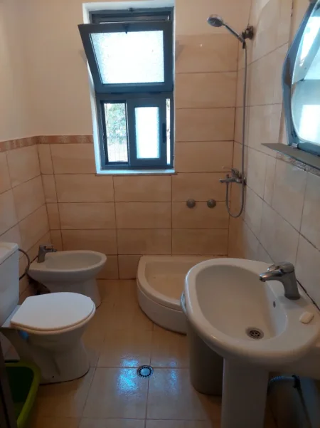 Tirane, jepet me qera apartament 2+1 Kati 1, 90 m² 400 € (Rruga Enver Begeja)
