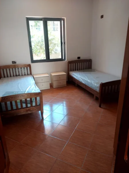 Tirane, jepet me qera apartament 2+1 Kati 1, 90 m² 400 € (Rruga Enver Begeja)