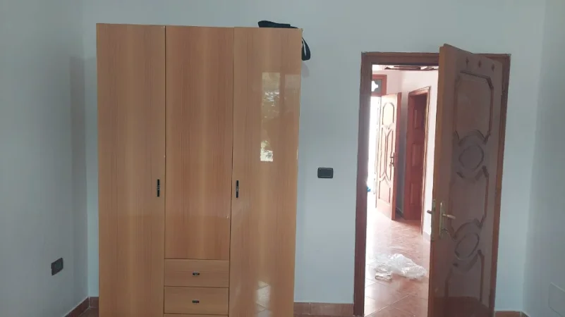 Tirane, jepet me qera apartament 2+1 Kati 1, 90 m² 400 € (Rruga Enver Begeja)