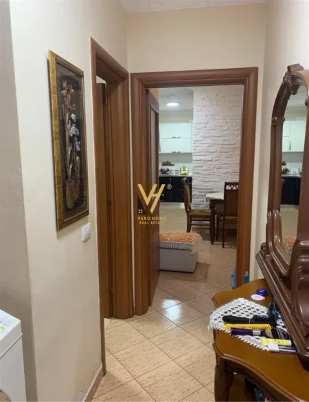 Tirane, jepet me qera apartament 2+1+Ballkon Kati 1, 95 m² 570 € (5 MAJI)