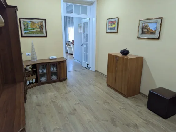 Tirane, jepet me qera apartament 3+1 Kati 3, 150 m² 1.500 € (RRUGA E DIBRES)