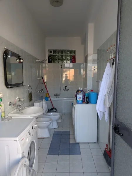 Tirane, jepet me qera apartament 3+1 Kati 3, 150 m² 1.500 € (RRUGA E DIBRES)