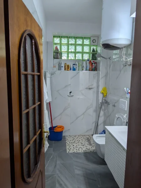 Tirane, jepet me qera apartament 3+1 Kati 3, 150 m² 1.500 € (RRUGA E DIBRES)