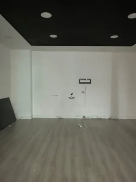 Tirane, jepet me qera zyre Kati 2, 50 m² 800 € (RRUGA E ELBASANIT)