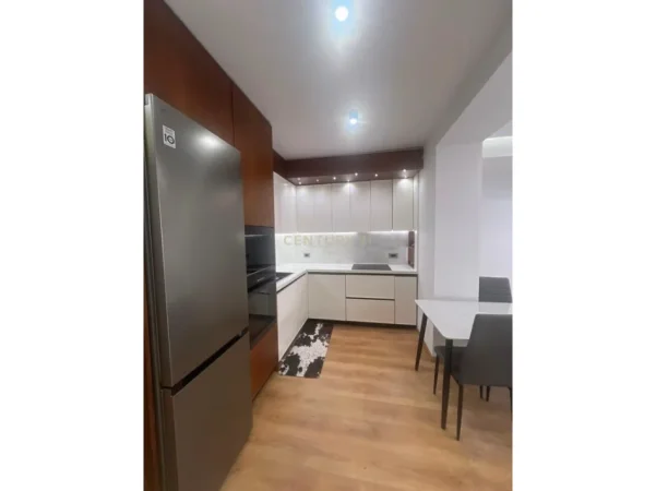 Tirane, jepet me qera apartament 1+1 Kati 1, 70 m² 700 € (kodra e diellit 2)